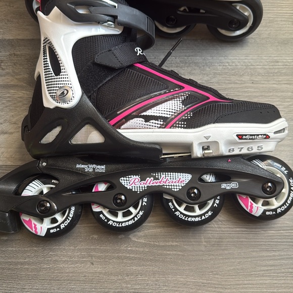 BRAND NEW NEVER WORN JUNIOR GIRL’S ADJUSTABLE SHOE SIZE ROLLER BLADES!